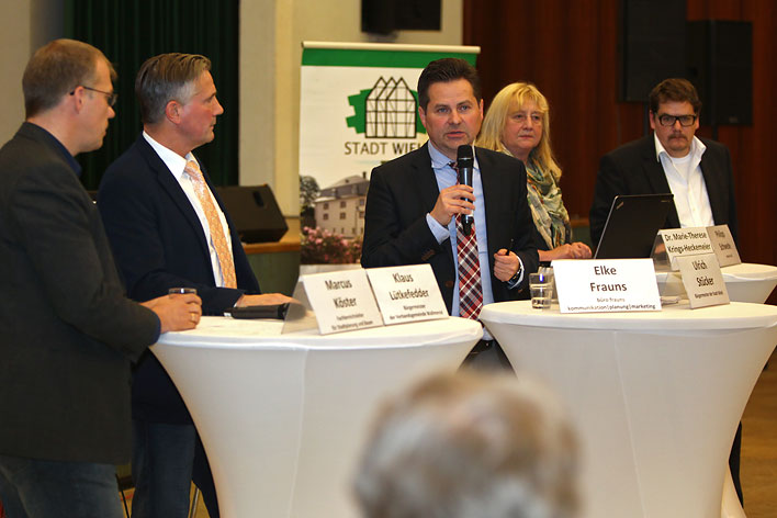 Von links: Markus Kster, Klaus Ltkefedder, Brgermeister Ulrich Stcker, Dr. Marie-Therese Krings-Heckemeier und Philipp Schwede. Foto: Christian Melzer