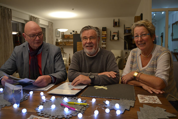 Stiftungsmanager Michael Adomaitis erzhlt dem Ehepaar Rudolf und Maritta Latzke (von links)
von den Wnschen sterbender Menschen