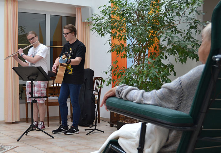 Selmo (li.) und Jona Schmandt gaben im Johannes-Hospiz in Wiehl ein Konzert fr ihre
Oma