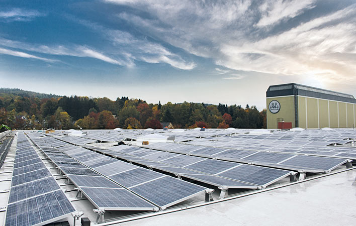 3.100 Quadratmeter Photovoltaikanlage befinden sich auf einem Hallendach im Werk Wiehl. Foto: BPW Bergische Achsen KG