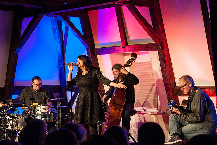 Sie zndeten ein Jazz-World-Music-Fusion-Feuerwerk mit viel Latin-Jazz im Burghaus: Hotel Bossa Nova. Foto: Vera Marzinski