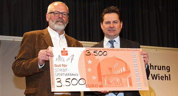 Die Sparkasse Wiehl spendete 3500 Euro an den Stadtsportverband. Brgermeister Ulrich Stcker (rechts) bergab den Scheck an Carlo Riegert.