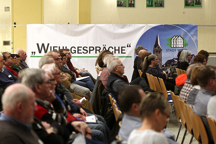 Der Einladung der Stadtverwaltung in die Aula des Schulzentrums Bielstein waren rund 60 Vertreter aus 61 Wiehler Drfern und Siedlungen gefolgt. Foto: Christian Melzer