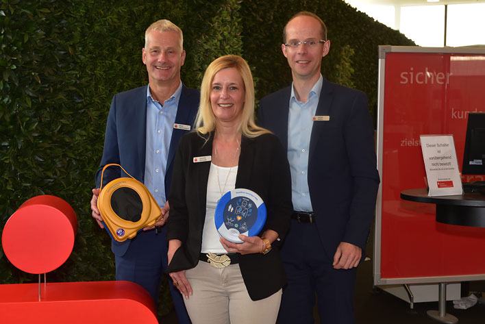 Von links: Knut Dreschmann, Daniela Nimczyk und Andr Grube stellen die neuen Defibrillatoren vor. Foto: Wolfgang Abegg