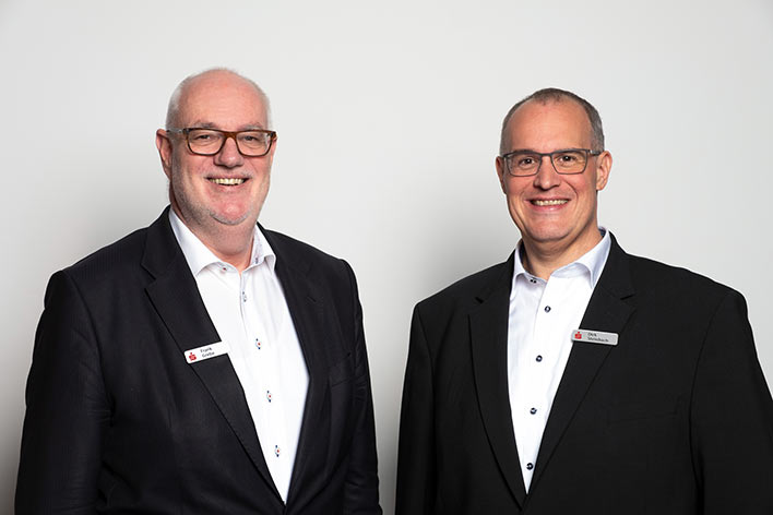 Frank Grebe und Dirk Steinbach (rechts), Vorstandsduo der Sparkasse Gummersbach, sind am
1. August 2020 zusammen 65 Jahre bei der Sparkasse ttig. Foto: Bestgen