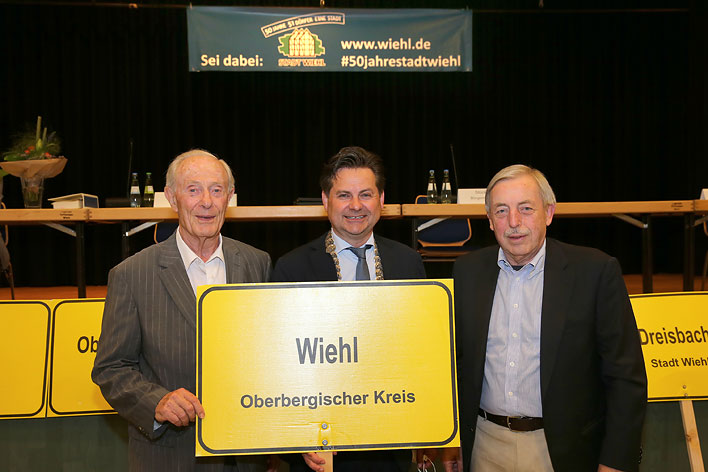 Fast 50 Jahre an der Spitze engagiert fr die Stadt Wiehl: Dr. Dieter Fuchs (1973–1979, l.), Werner Becker-Blonigen (1979–2015, r.), Ulrich Stcker (seit 2015). Fotos: Christian Melzer