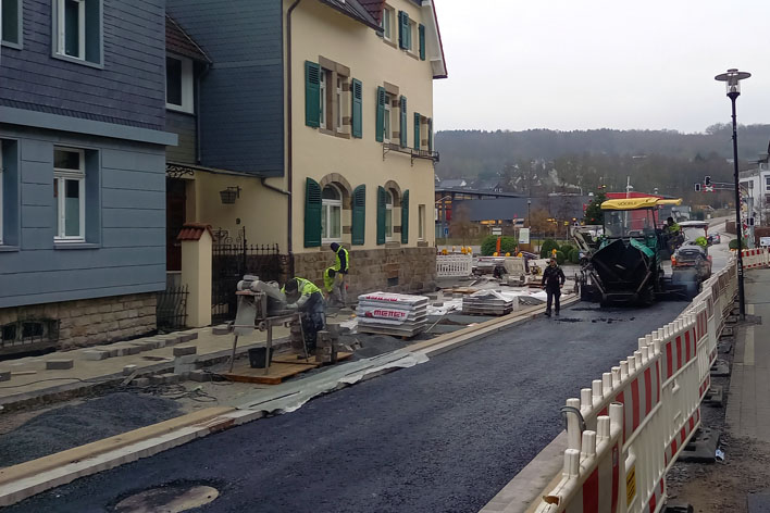 Mitte Dezember ist der Fahrbahnbereich im ersten Abschnitt der Bahnhofstrae asphaltiert worden. Foto: Stadt Wiehl