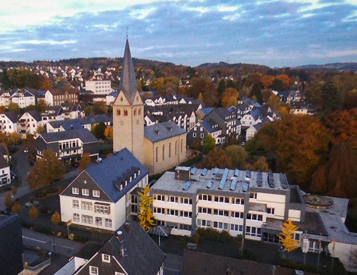Rathaus und Kirche der Stadt Wiehl. Foto: Gnther Melzer