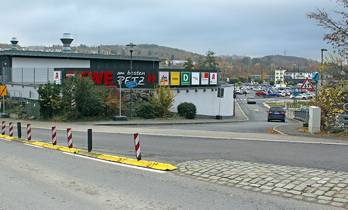 Rechtsabbiegen erlaubt: Wer vom Parkplatz Wiesenstrae kommt, darf rechts in die Bahnhofstrae abbiegen. Die Einbahnregelung bei der Zufahrt zu den Fachmrkten ist aufgehoben. Foto: Stadt Wiehl