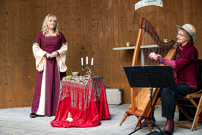 Erzhlerin Birgit-Simon-Flobach und Harfenistin Lorena Wolfewicz - Foto: Vera Marzinski