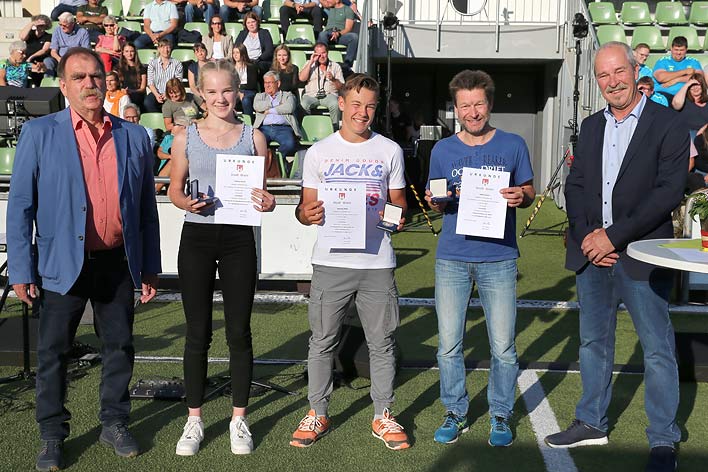 Vizebrgermeister Udo Kolpe (l.) und Sportausschuss-Vorsitzender Udo Dabringhausen (r.) ehrten die Leichtathletik-Aktiven Antonia Jakobs, Donovan Klaas und Detlef Jahner (v. l.).