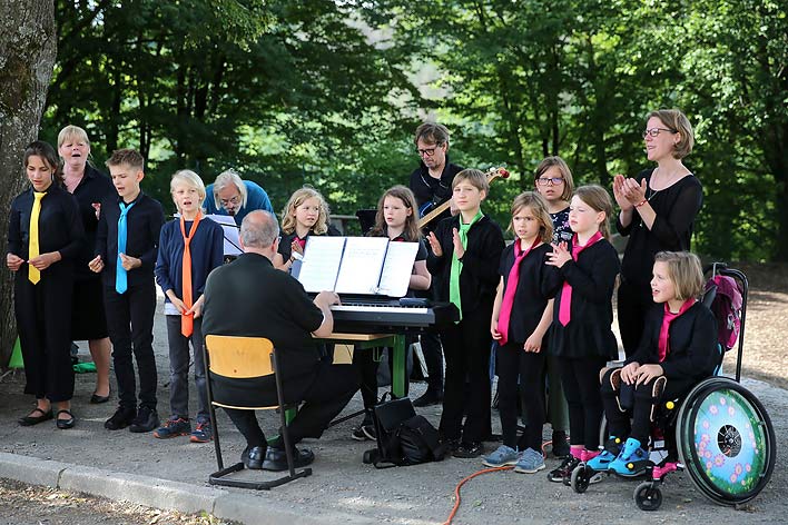 Lieferten musikalische Untersttzung fr die Kinder: Chorakademie und Band der Musikschule.