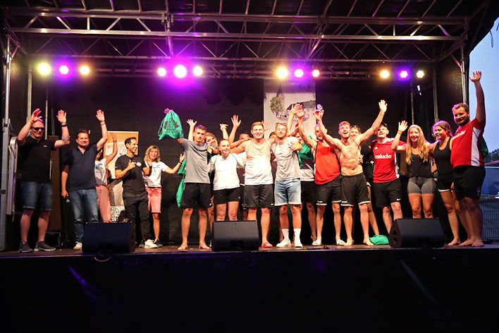 Lieen sich zurecht feiern: die Sieger des Volleyball-Turniers sowie Macherinnen und Macher der Veranstaltung.