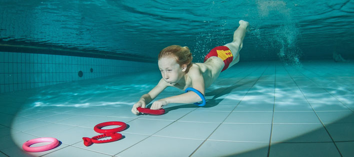 Kinder zu sicher Schwimmenden machen, lautet das Ziel der DLRG-Kurse. Foto: DLRG