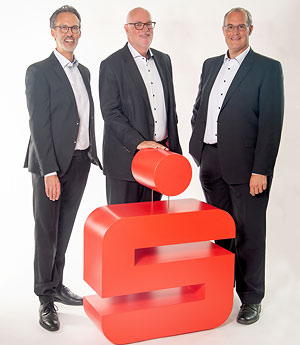 Das Vorstandsteam der Sparkasse Gummersbach prsentierte die Geschftszahlen des Jahres 2021: Vorsitzender Frank Grebe (Mitte), Mitglied Dirk Steinbach (rechts) und Mario Scheidt (stellvertretendes Vorstandsmitglied, links). Foto: Gabriele Dreistein