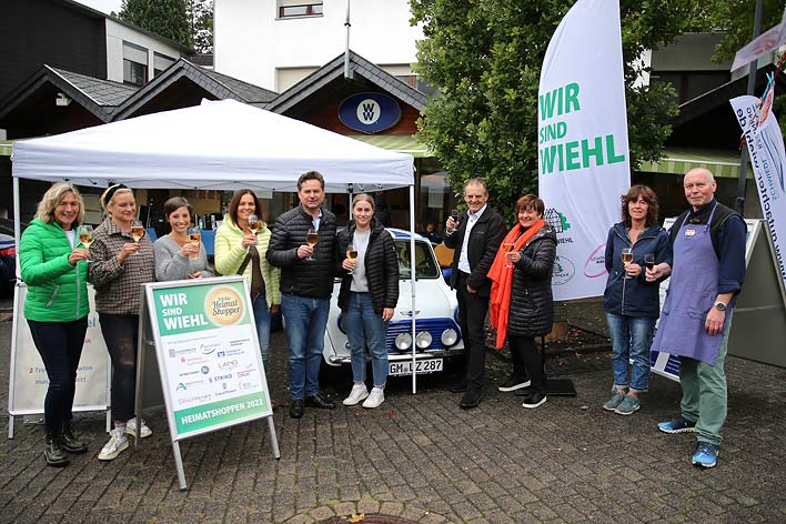 Trotz Regens herrschte bei Organisatoren, Beteiligten, Gsten und Brgermeister gute Stimmung am verkaufsoffenen Sonntag in Wiehl.