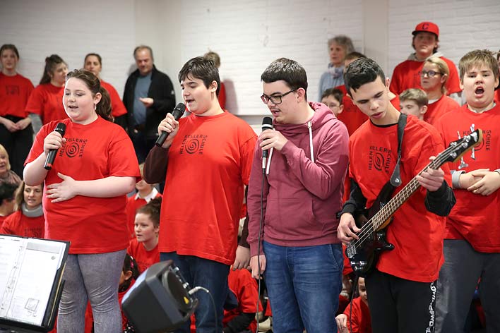 Die Schulband prsentierte zusammen mit dem Maxi-Chor den „Weihnachtswnsche-Rap“.