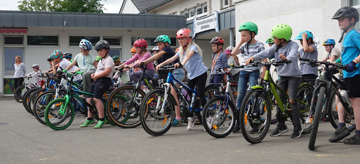 Mit Helm und Fahrrad holten sich die Grundschulkinder ihr „rollendes Kibaz“. Fotos: Sonja Neuenhaus-Fries 