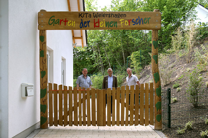 Planer Gerd Bermbach, Andreas Zurek vom Hochbau der Stadt und Martin Heumller vom Spielgerte-Hersteller SIK-Holzgestaltung (v. l.) am Eingang zum neuen Auengelnde