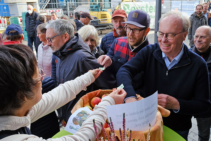Bio-pfel und Getrnkemarken hielt das Wiehler Citymanagement fr die Teilnehmenden bereit.