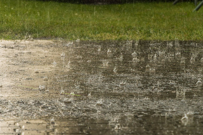 Starkregen kann auch Wege und Pltze in gefhrliche Wasserlufe verwandeln. Symbolfoto: pixabay
