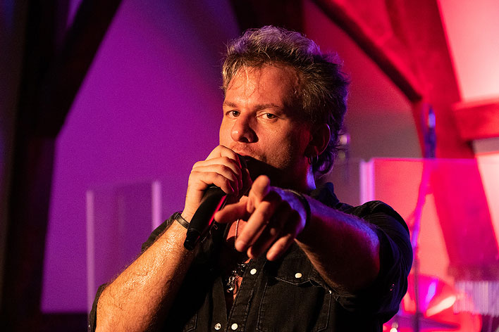 Nicht nur gesanglich sehr nah am Original Jon Bon Jovi war „New Jersey“-Snger Sandro Casali. Foto: Vera Marzinski