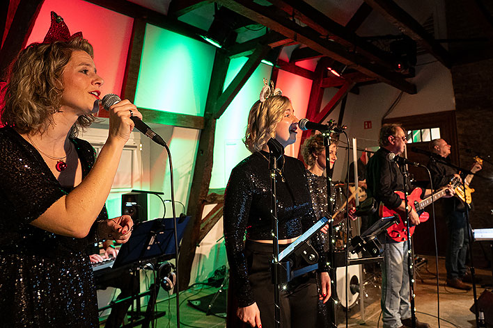Schnell ausverkauft waren die beiden Konzerte der „Los Lamettas“ – die „Christmas Party“ im Burghaus Bielstein ist immer sehr beliebt. Foto: Vera Marzinski