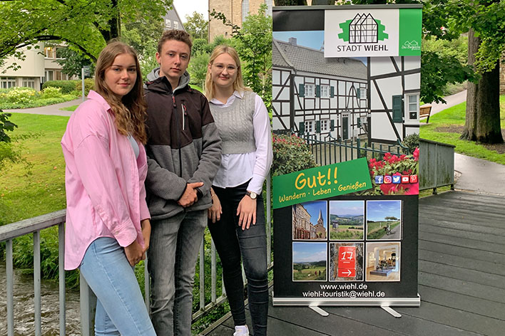 Haben am 1. August 2023 ihre Ausbildung bei der Stadt begonnen (v. l.): Clara Deger, Lucas Hollnder und Jana Kusnik. Fotos: Stadt Wiehl
