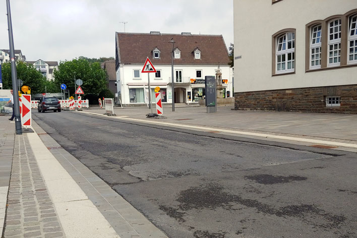 Mit hellem Asphalt wird der Bereich rund um die Kreuzung versehen – dazu bleiben die Straen fnf Tage gesperrt. Foto: Stadt Wiehl
