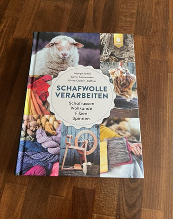 Autorin Ulrike Claen-Bttner stellt in der Stadtbcherei ihr Buch „Schafwolle verarbeiten“ vor. Foto: Stadt Wiehl