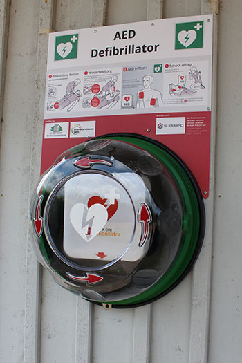 Dieser AED wurde im Wiehltalstadion installiert.
