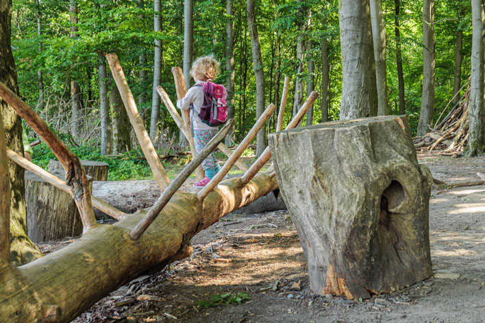 Mit dem Eventrucksack auf dem Rcken erleben Kinder eine spannende Entdeckertour durch den Wald. Foto: FSW