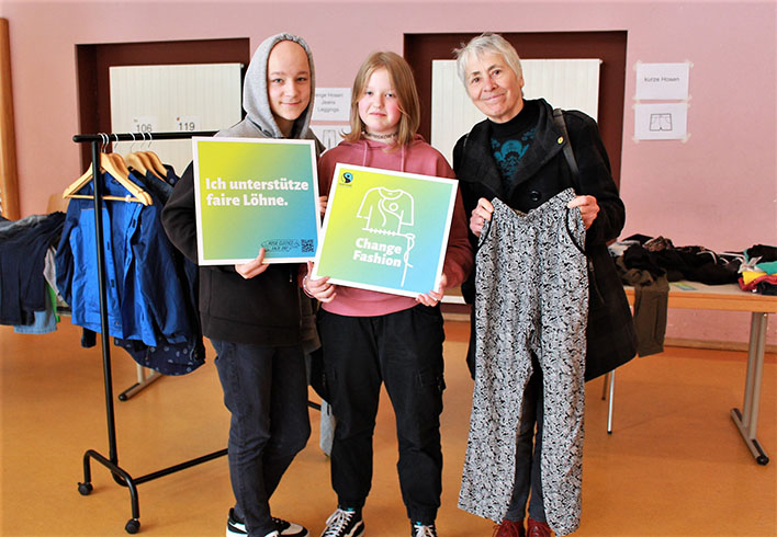 Zu Gast bei der Kleidertauschbrse war auch Barbara Degener, Mitglied der Fairtrade-Steuerungsgruppe der Stadt Wiehl und stellvertretende Brgermeisterin. Foto: Hugo-Kkelhaus-Schule