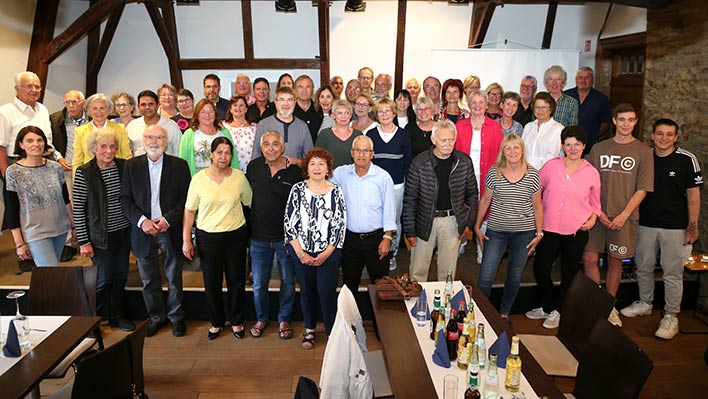 Die Gste aus Jokneam und ihre Gastfamilien aus Wiehl bei der Abschiedsfeier im Burghaus in Bielstein. Foto: Christian Melzer
