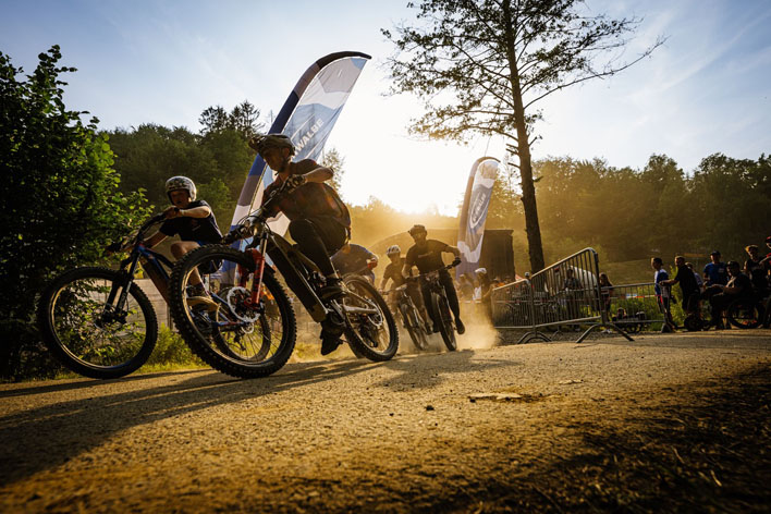 Muskelkraft und Fahrtechnik spielen die Hauptrollen beim E-Mountainbike-Weltcup. Foto: Steve Bauerschmidt