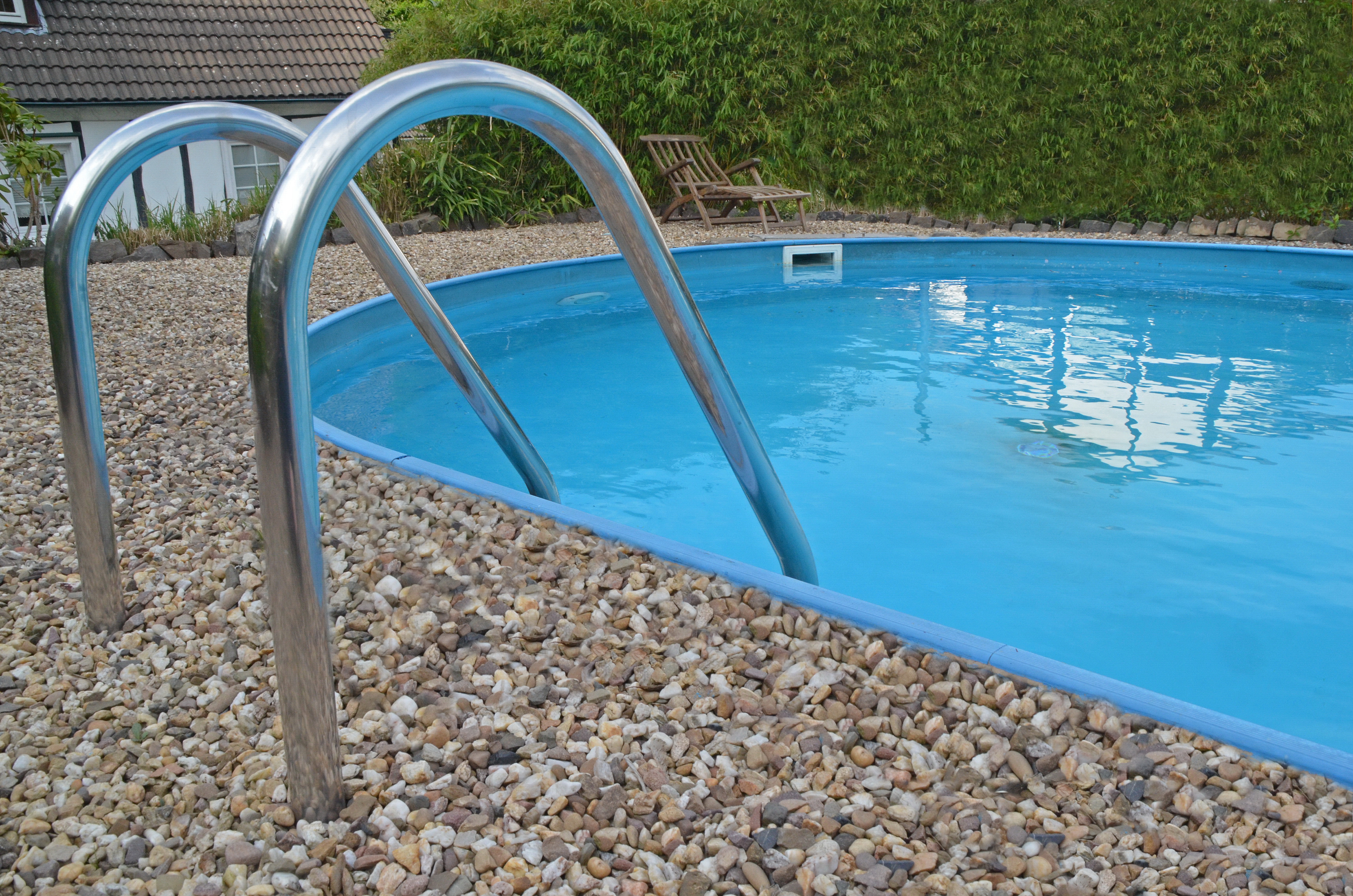 Wer seinen Pool reinigt, muss auch auf die ordnungsgeme Entsorgung der Abwsser achten. Foto: OBK