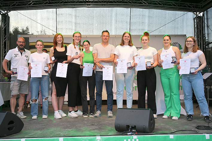 Fr ihre Leistungen whrend der Saison 2021/2022 im Handball belohnt: die weibliche B-Jugend des CVJM Oberwiehl.  