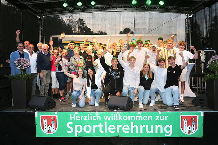 Zum groen Finale kamen die geehrten Sportlerinnen und Sportler auf der Bhne am Waldkurs zusammen. Fotos: Christian Melzer