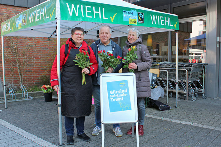 Eva Eckardt, Ralf Herbert Puhl und Barbara Degener (v. l.) waren am Internationalen Frauentag auf dem Weiherplatz fr den Fairtrade-Gedanken aktiv. Foto: Stadt Wiehl