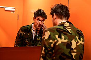 Der Kabarettist Jens Neutag spielt am 16. November sein Programm „allein – ein Gruppenerlebnis“. Foto: Oliver Haas 
