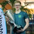 Pokal fr punktbeste Leistung geht an Wiehler Schwimmer Tobias Busse