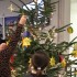 GGS Wiehl: Kinder schmckten den Tannenbaum im Foyer des Rathauses