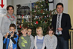 Kindergarten Farbenfroh: Kinder schmckten den Tannenbaum im Foyer des Rathauses