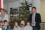 Kindergarten Farbenfroh: Kinder schmckten den Tannenbaum im Foyer des Rathauses
