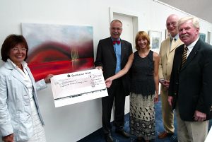                      Bei einer Kunstausstellung sammelten die Rotary-Clubs Gummersbach und Gummersbach-Oberberg 30 000 Euro für das Wiehler Johannes-Hospiz