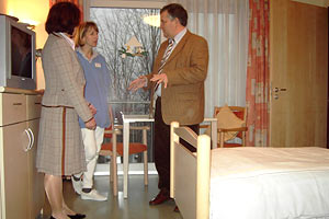 Besichtigung eines Bewohner-Zimmers im Hospiz