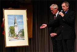 Hans-Otto Dick, erster Beigeordneter und Vertreter des Bürgermeisters, wurde für seine Verdienste im Laufe von 49 Dienstjahren mit einem Bild des Wiehler Zentrums um Rathaus und Kirche geehrt 