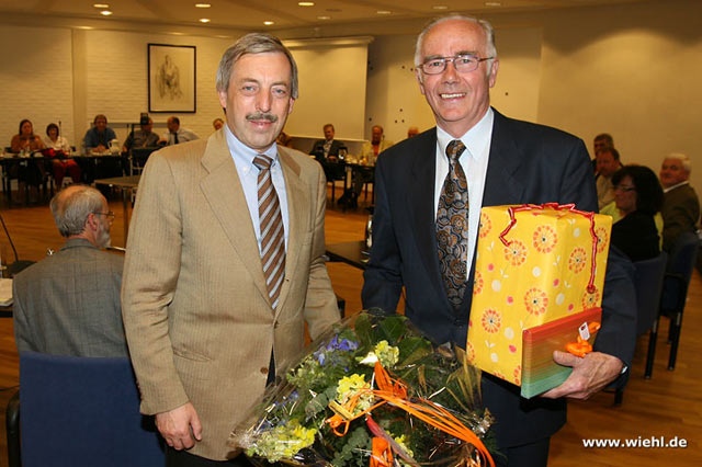 Bürgermeister Becker-Blonigen beglückwünschte Herrn Paul Dresbach zu seinem Jubiläum (Fotos: Christian Melzer)