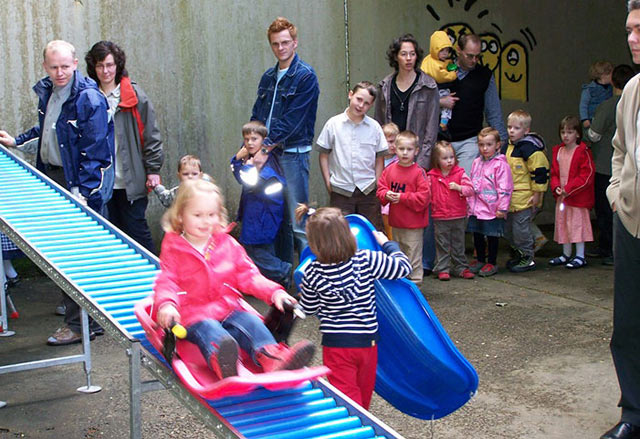Die Kinder hatten viel Spass auf der Rollrutsche.