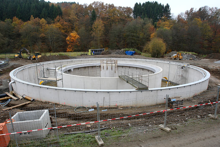 Ein neues Becken wird im Klrwerk Wiehl in Altklef  zurzeit fertiggestellt